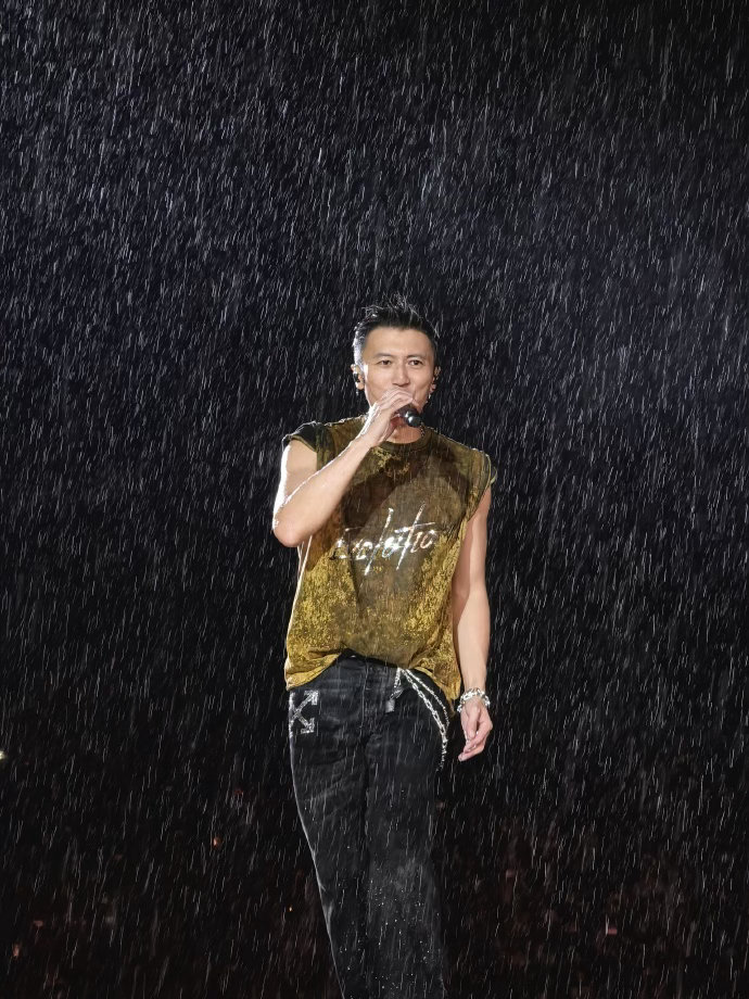 谢霆锋演唱会大雨不打伞大雨倾盆依旧拒绝撑伞，全开麦稳定发挥，自带硬汉气场，太有魅