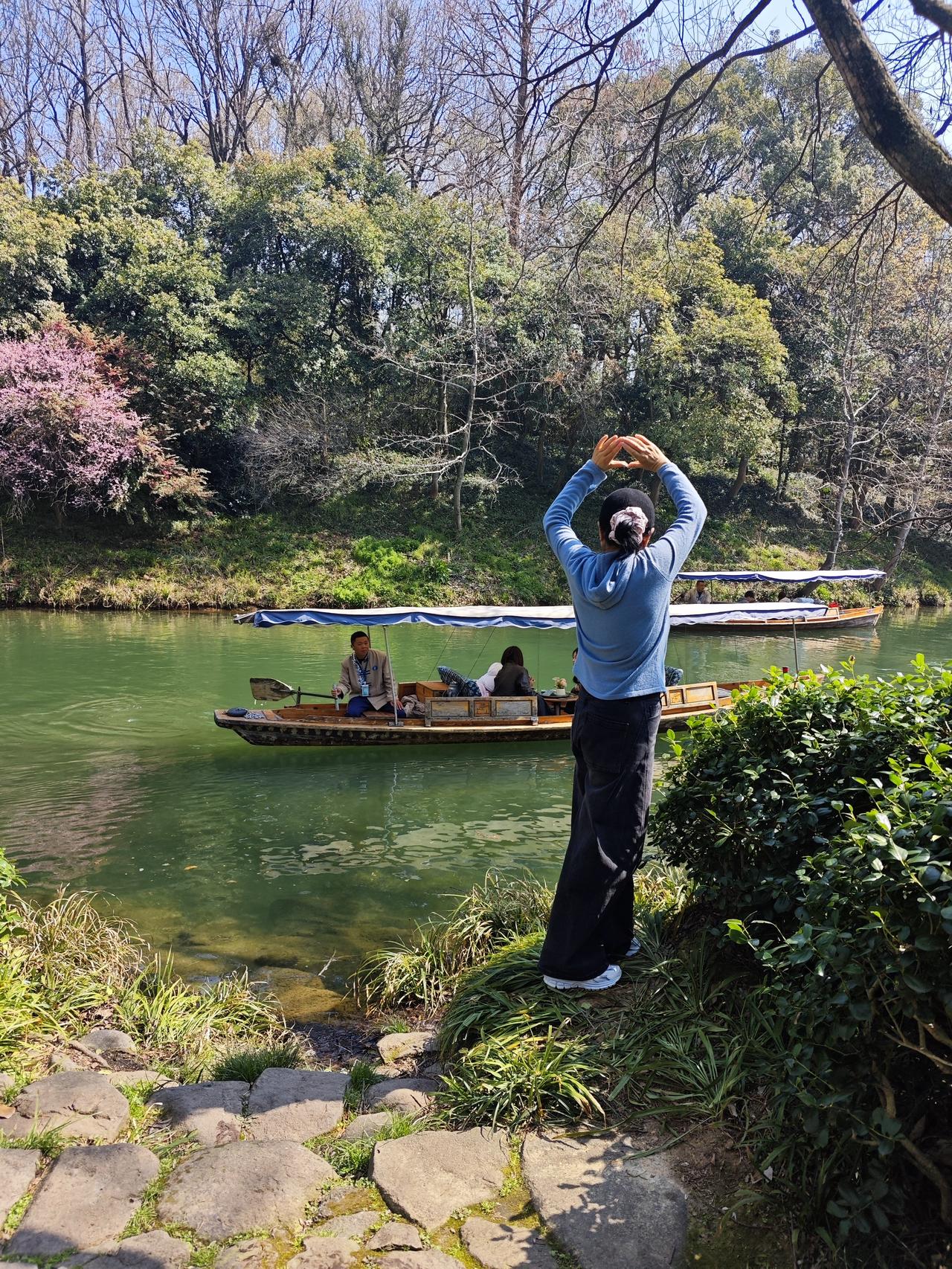 春天的风开始变得温柔了，不再是冬天那种寒冷刺骨。春天出门满眼都是绿意盎然，脚下的