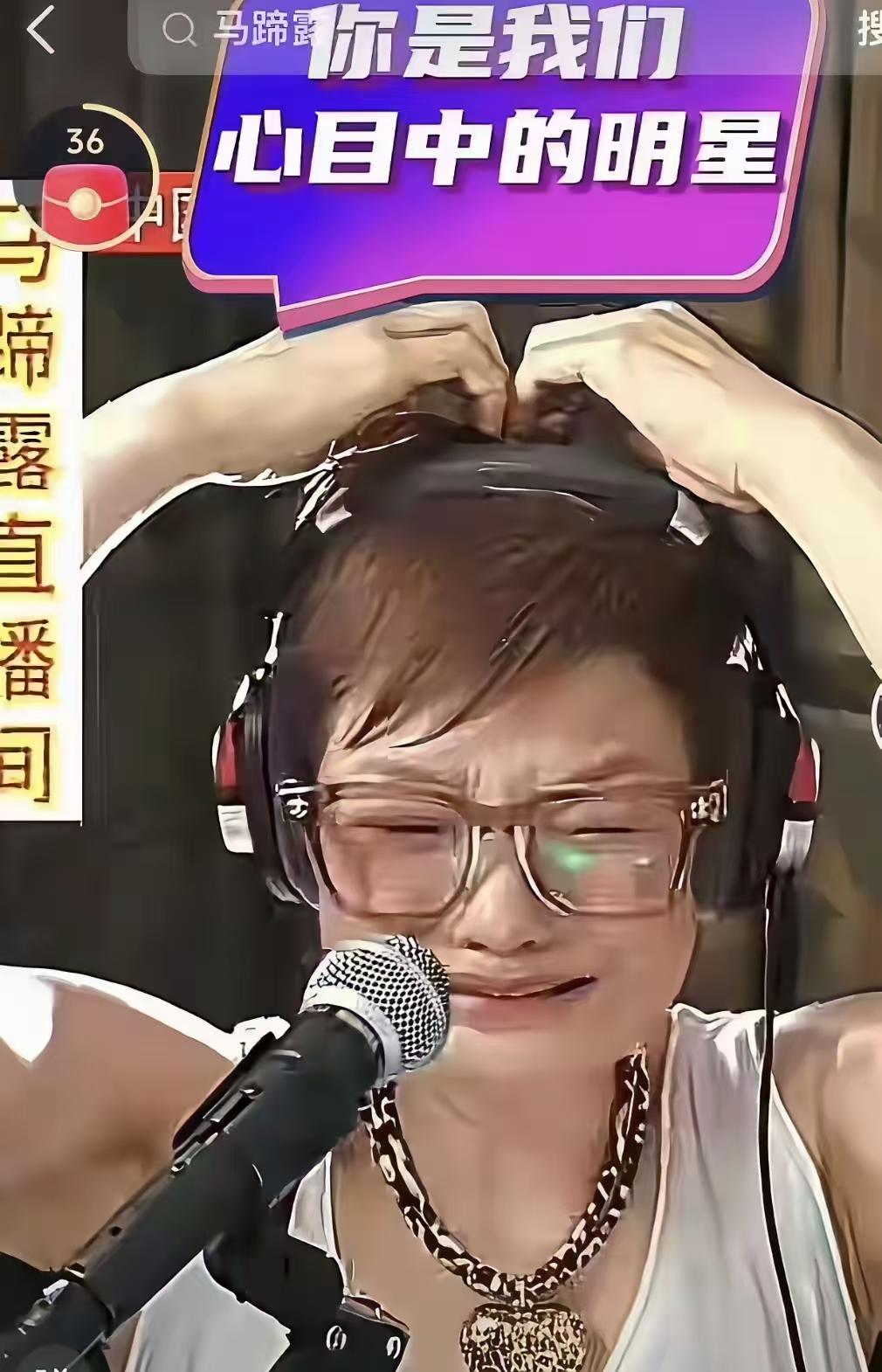 这大概是我见过最动人的追星现场了。当年事件中她确是独一份存在，其他所谓明星站一边