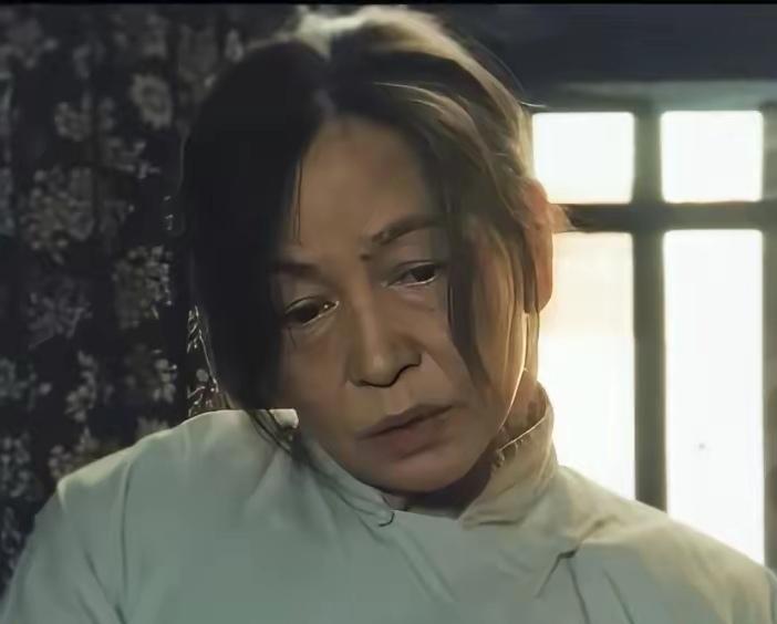 追剧《归队》  胡军与艾丽娅在剧中饰演夫妻，胡军一见艾丽娅就喊“姐”，我真的以为