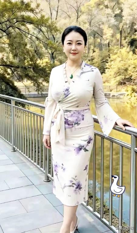 一、容貌：线条柔和，留白为美
 
- 脸型：鹅蛋脸、瓜子脸、圆润椭圆脸，线条流畅