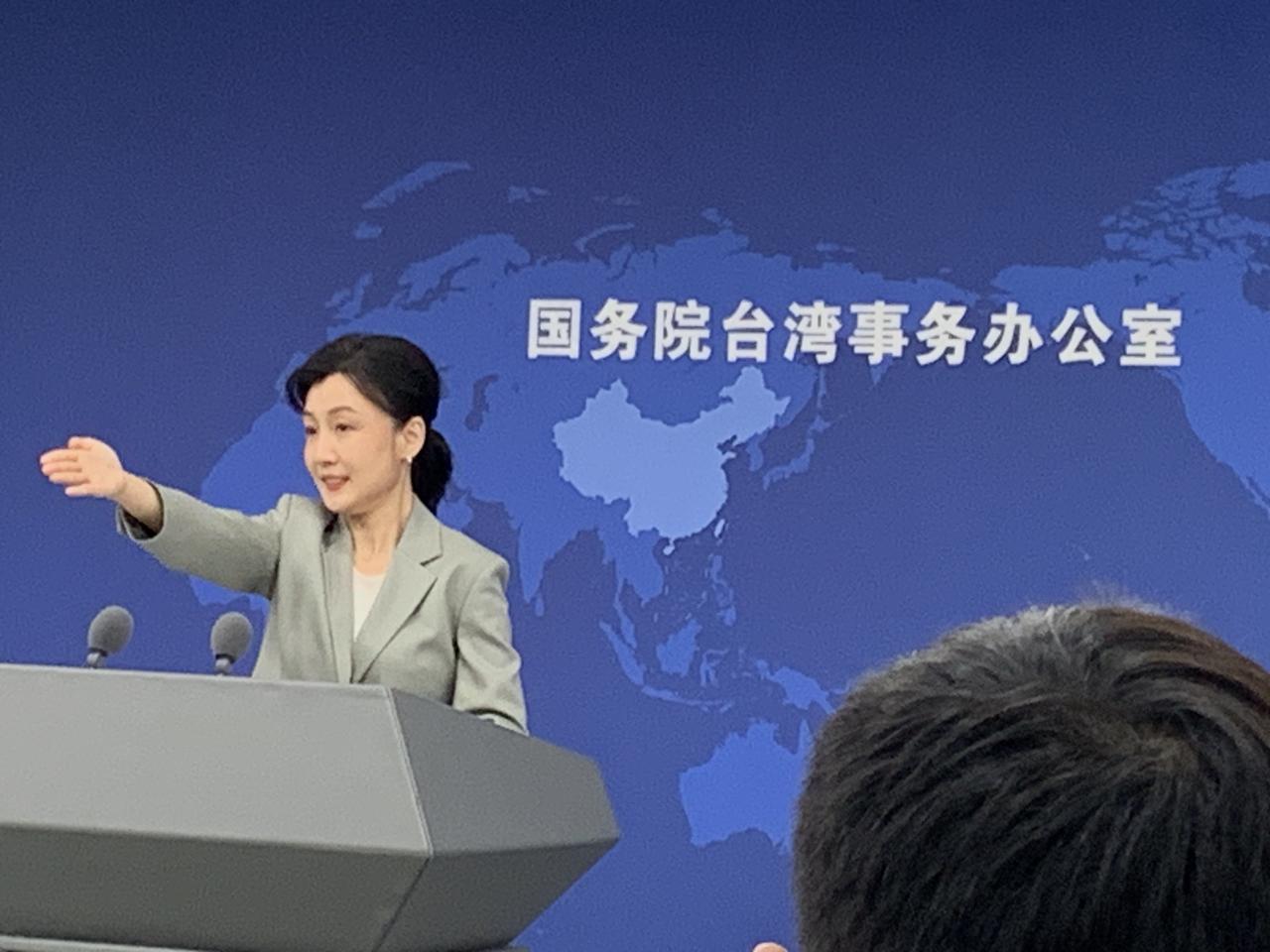 台湾老百姓现在连塑料盆都要抢了，民进党居然还在闭眼吹牛。这不，大陆一语道破天机，