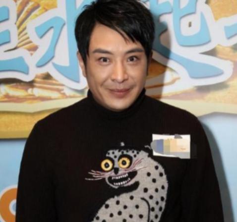 香港演员梁思浩11岁被母亲抛弃，三十年后晚宴上，她母亲从身边走过，像看陌生人一样