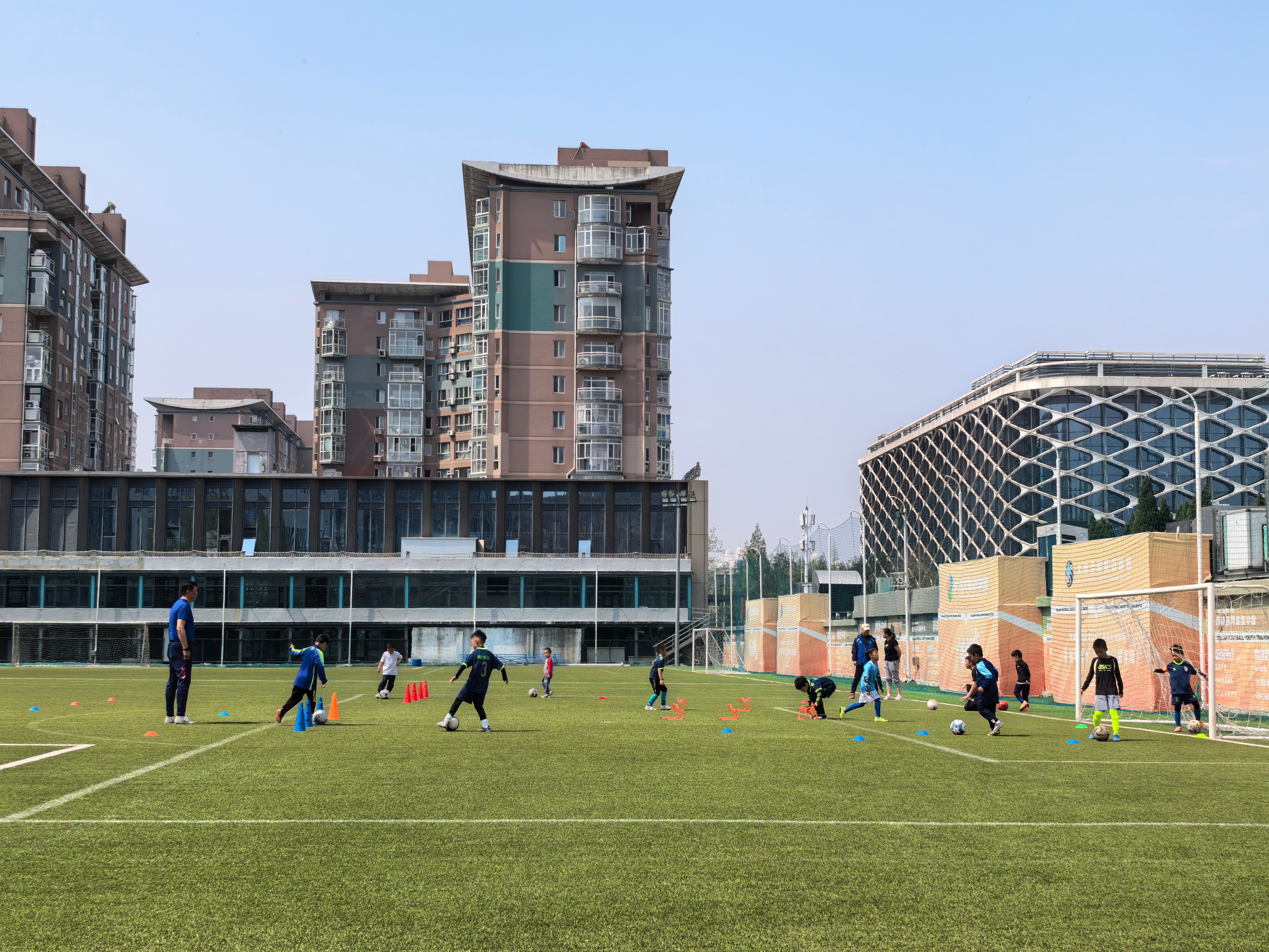 带孩子练球跟一位家长聊天她说最近北京车展没啥好车我说国际车展怎么能没好车她说玛莎