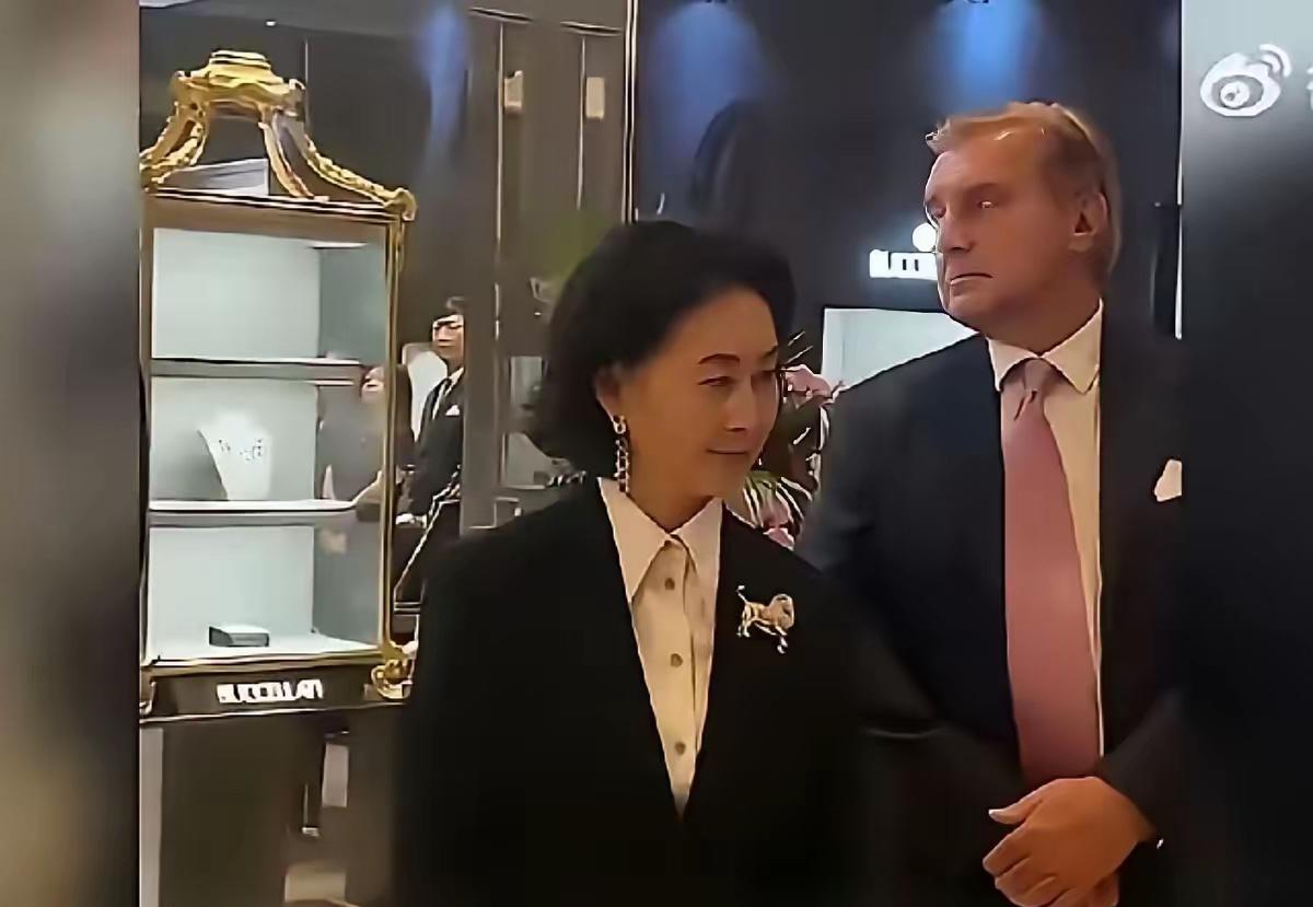 何超琼于3月31日发声明表示，

因前证监会持牌代表陈芃余不断骚扰和恐吓她，决定