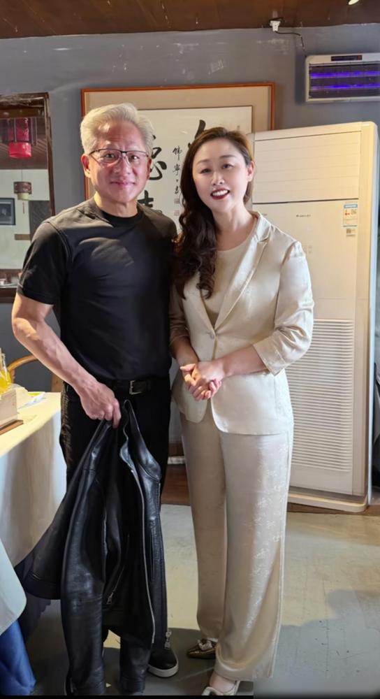黄仁勋在北京庆云楼吃饭，老板娘的脑子真灵光，全程亲自服务黄仁勋用餐，最后顺理成章