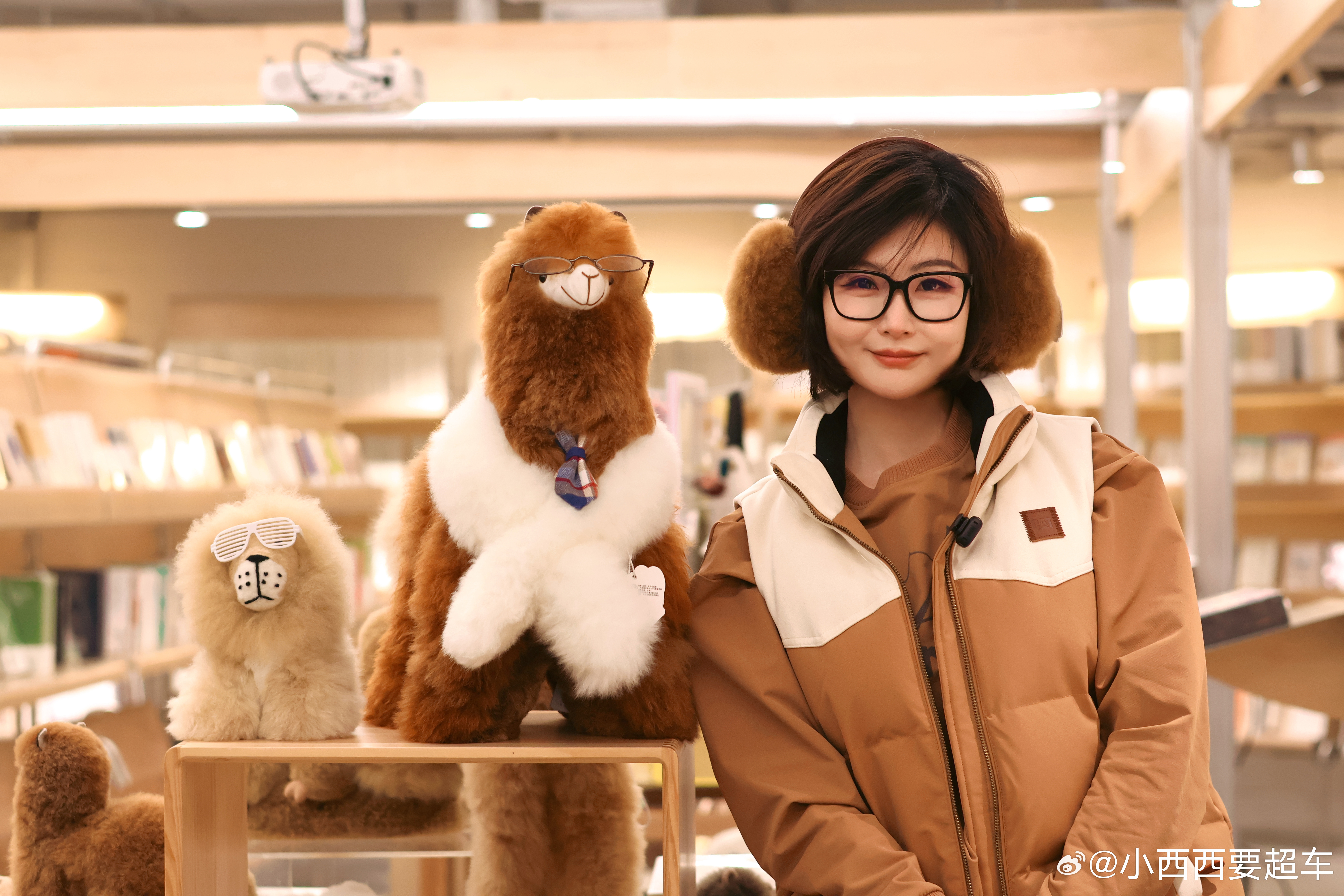 明天就是周日啦！老规矩，铁宝子🧧🧧红包明晚安排！顺便想问下大家，我是戴眼镜还