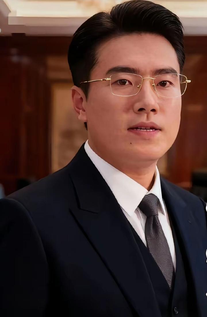 哇塞！梁靖崑正装造型大变样，平时在赛场上生龙活虎的梁靖崑，一穿正装，我差点没认出