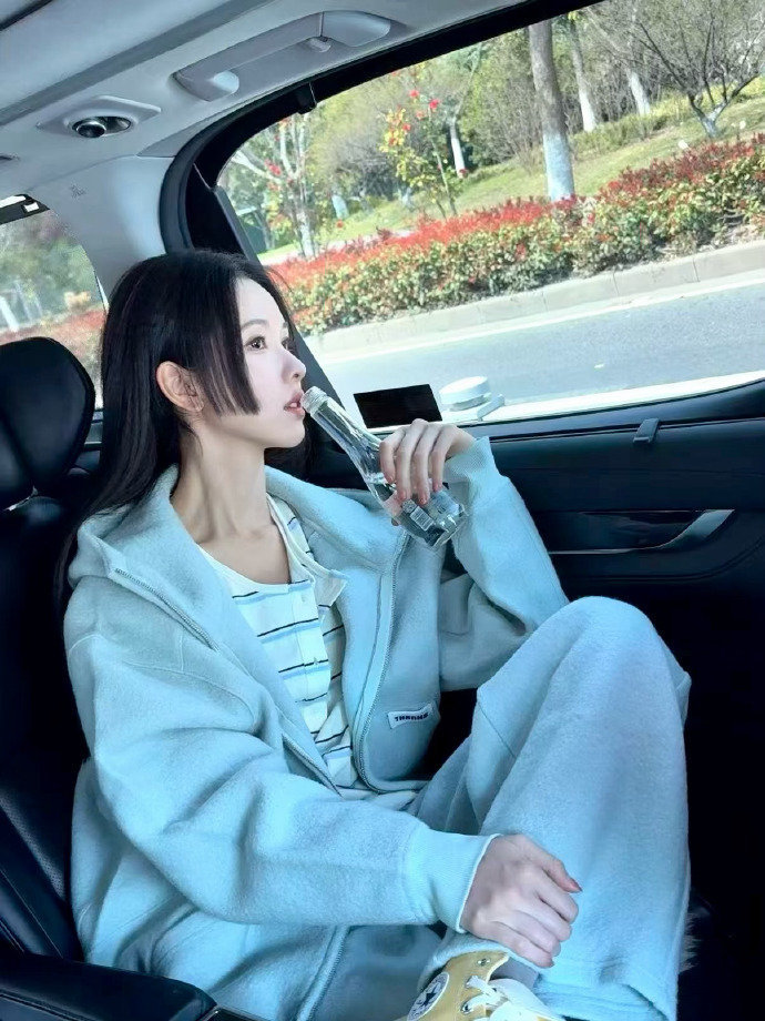 陈都灵陈都灵萝莉发型大佬坐姿陈都灵反差感好可爱，软萌发型搭配随性大佬坐姿，安崎说