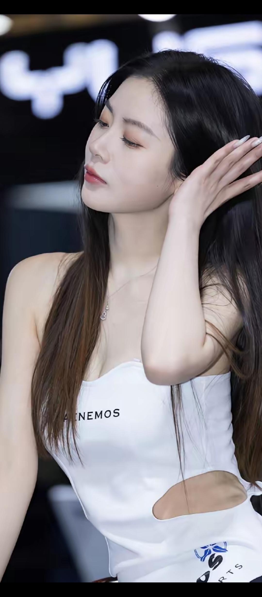 玉人何处立，微风拂面来。