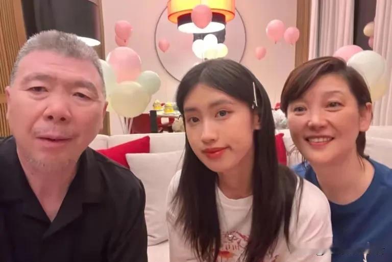 徐朵真的是幸运，被徐帆和冯小刚收养，一眼就能看出来徐朵实在宠爱中长大，徐帆虽然是