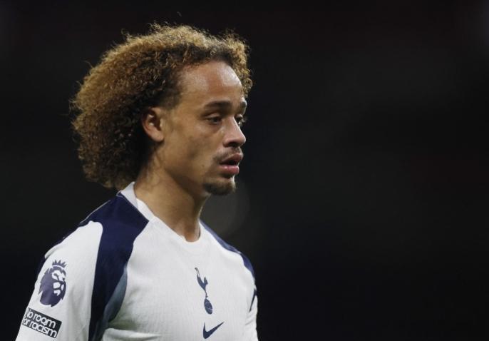 根据《每日好体育报》报道，哈维·西蒙斯在夏窗以总价6500万欧从莱比锡加盟热刺，