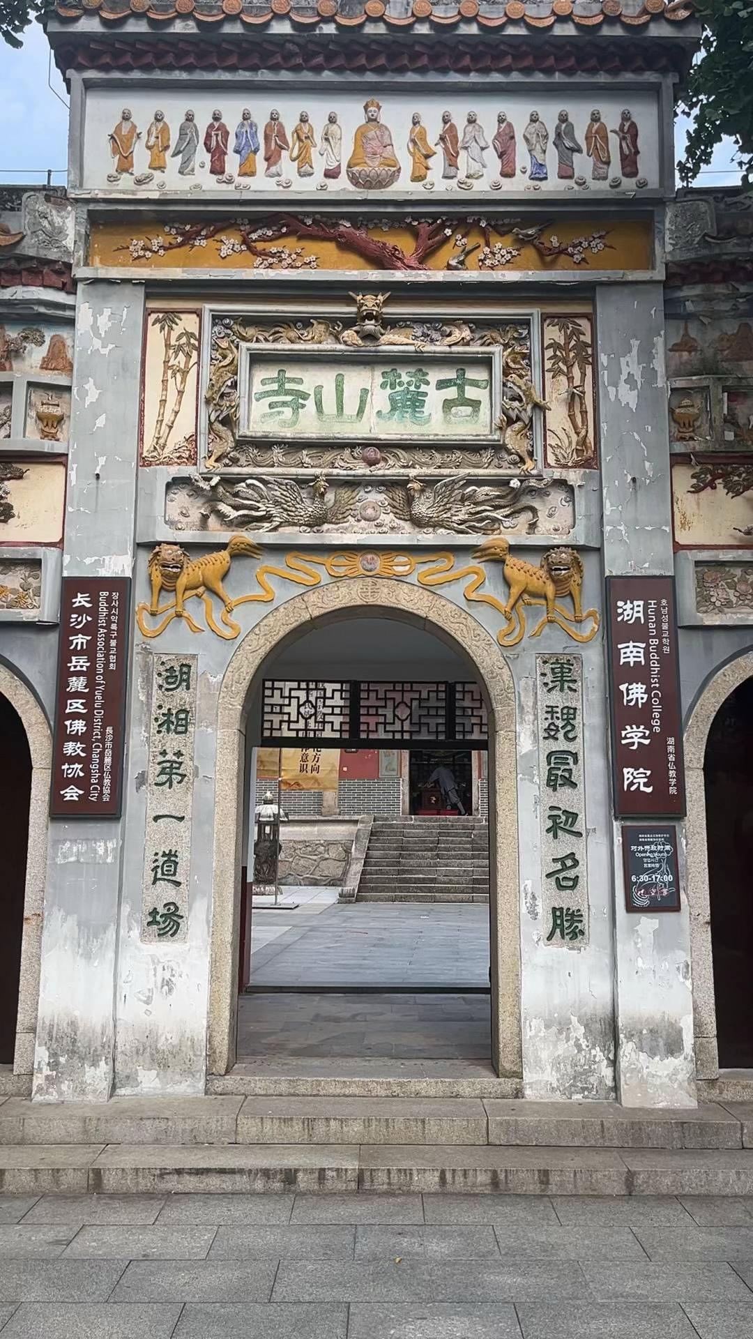《众生赋》全文如下：芸芸众生，各有樊笼。《众生赋》全文如下：
芸芸众生，各有樊笼