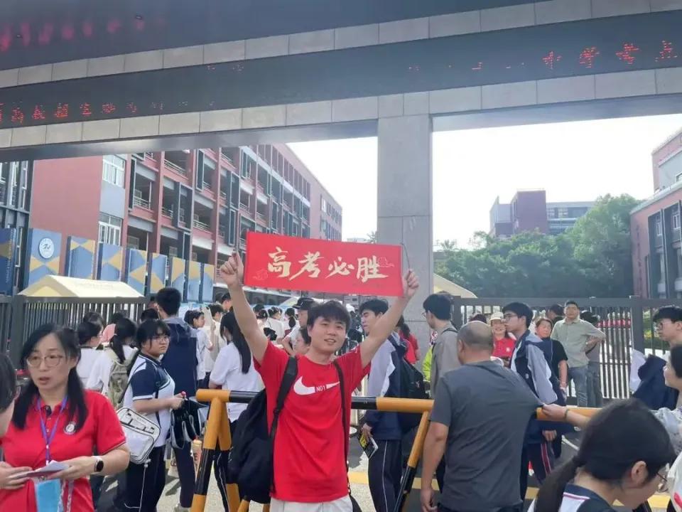 明天就要踏上高考战场，不少陪考家长此刻恐怕已经急得像热锅上的蚂蚁。越是这种关键时