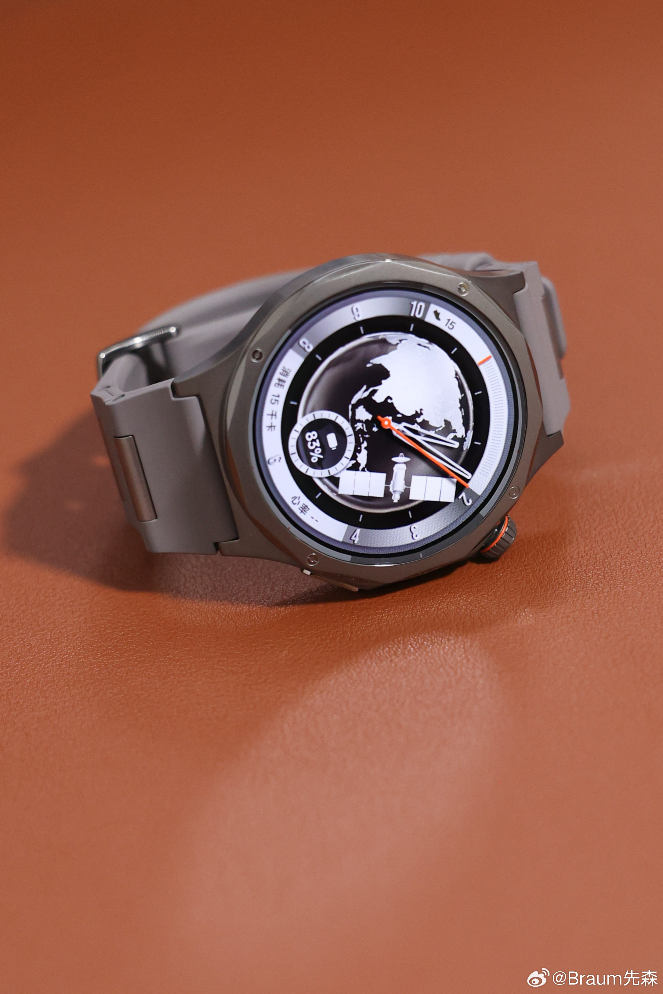OPPO WATCH X3的钛色真机。全钛金属表壳，12边形切割钛金属表圈，相比