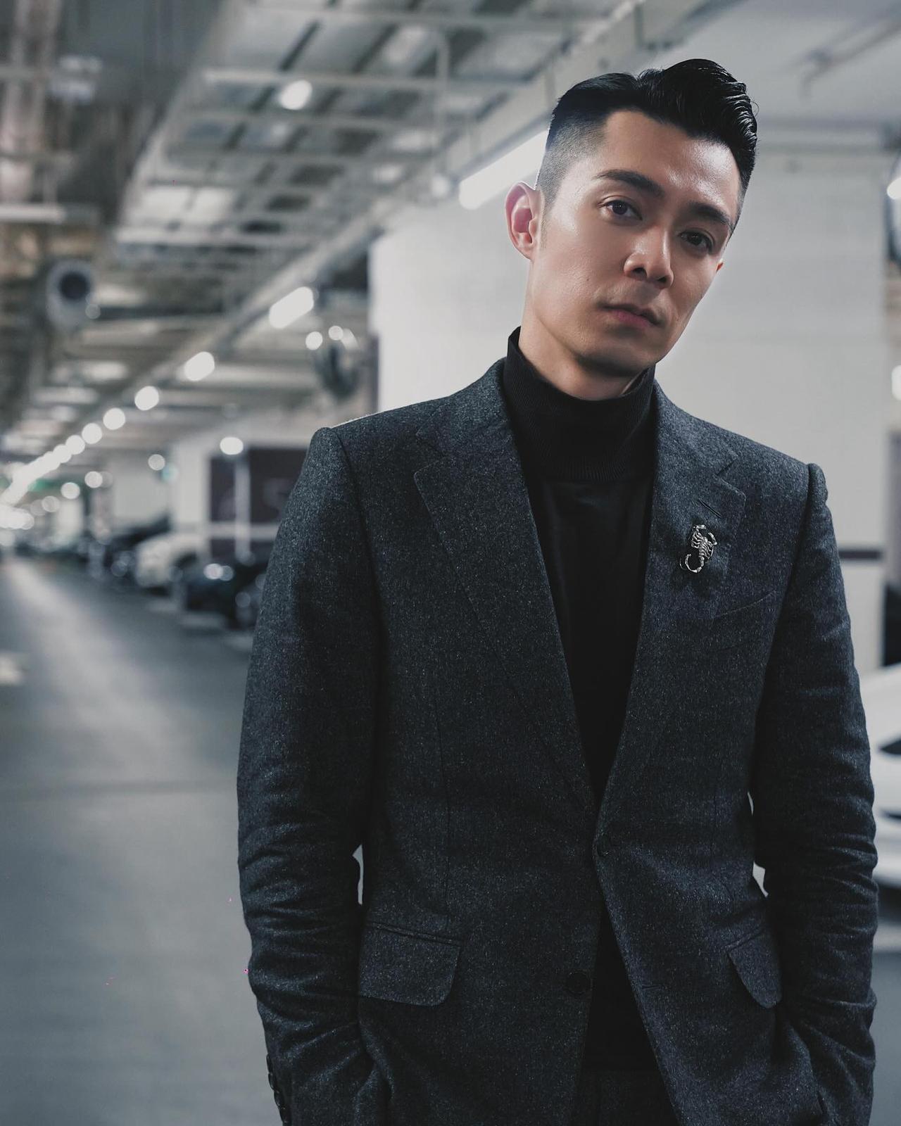 他在香港已经出道唱歌十几年，颜值在香港男歌手里面算是顶级水平，唱功也是相当了得，