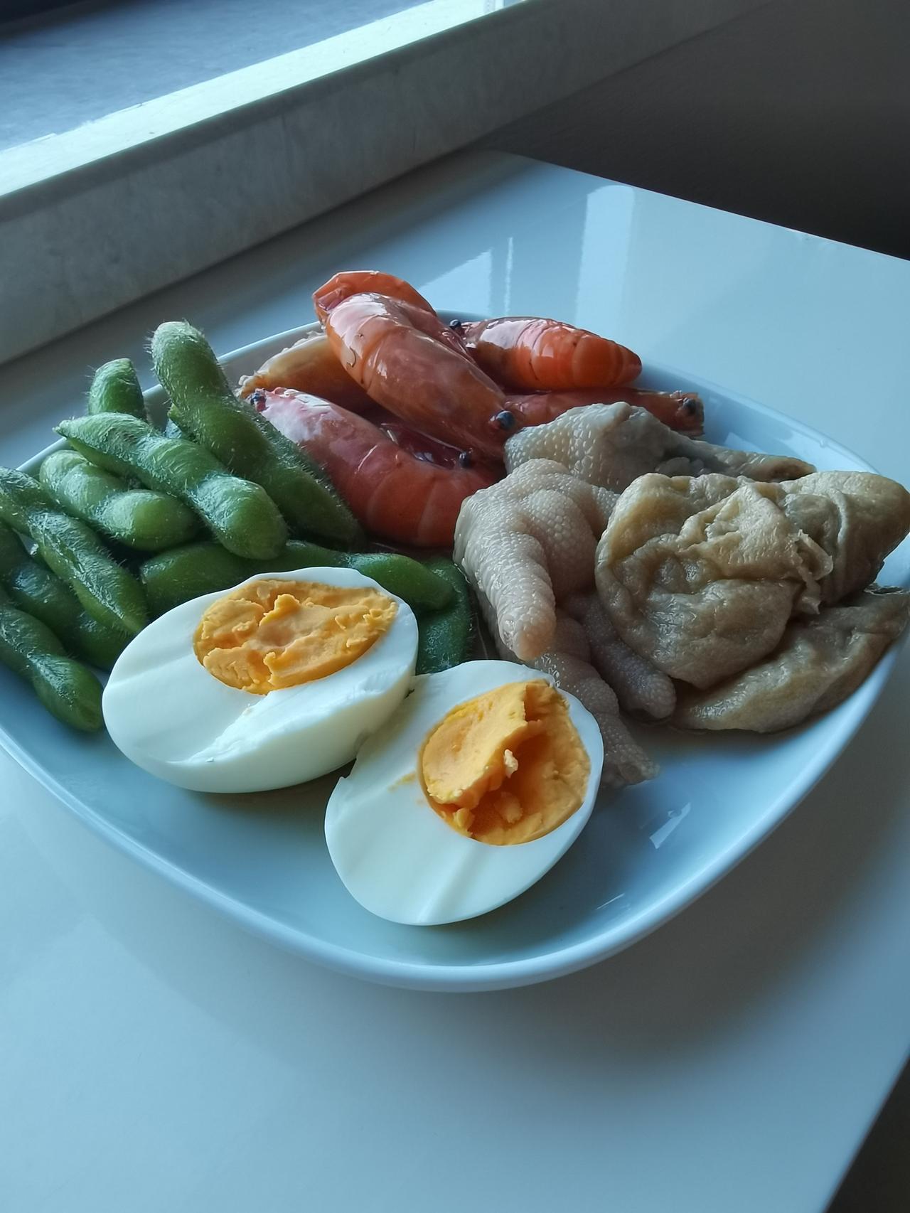 【星期三 早餐打卡】

糟卤鸡爪、虾、糟卤毛豆面筋、小包子、白煮蛋、牛奶咖啡
