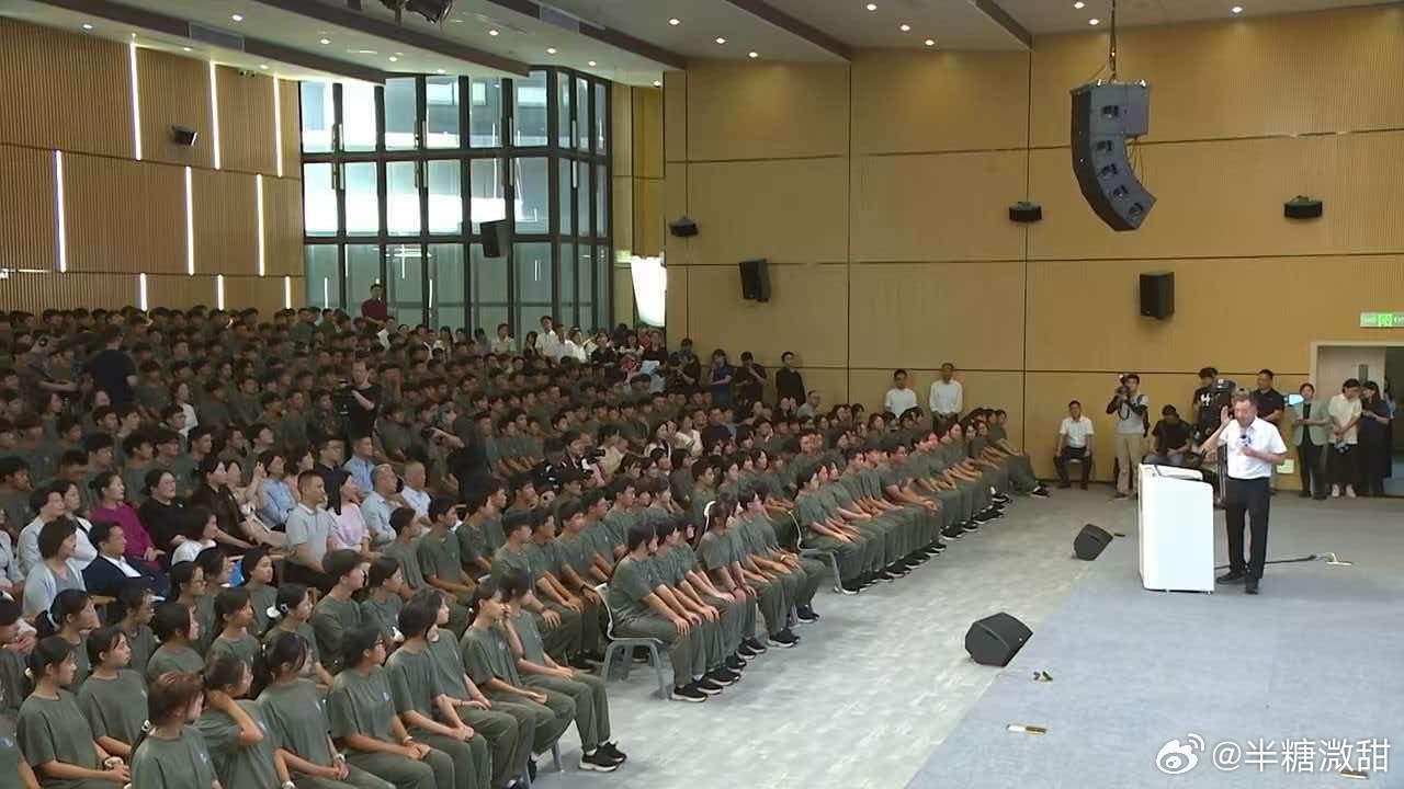 董明珠邀请陈行甲出任名誉校长，两位老师同台授课，鼓励学生深耕技能，成长为有担当的
