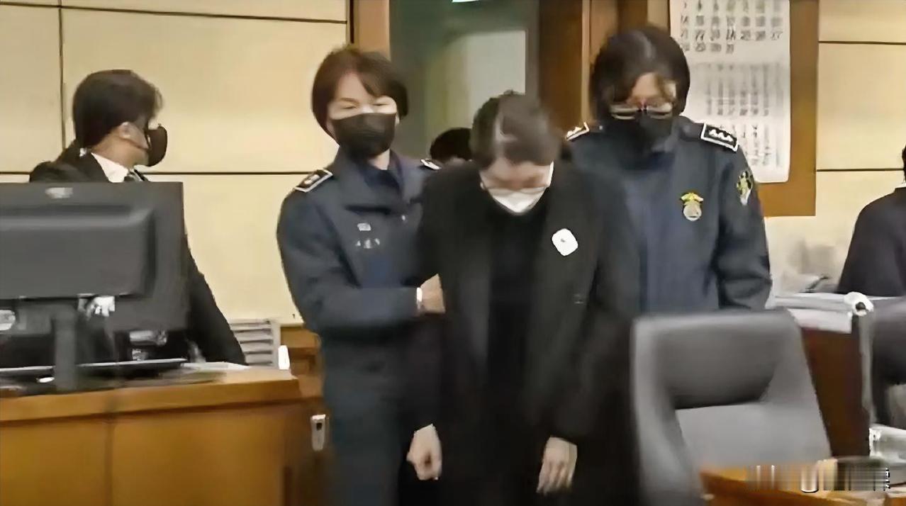 15年有期徒刑，就算金建希熬住了，尹锡悦也熬不住啊！

据韩联社12.3日的报道