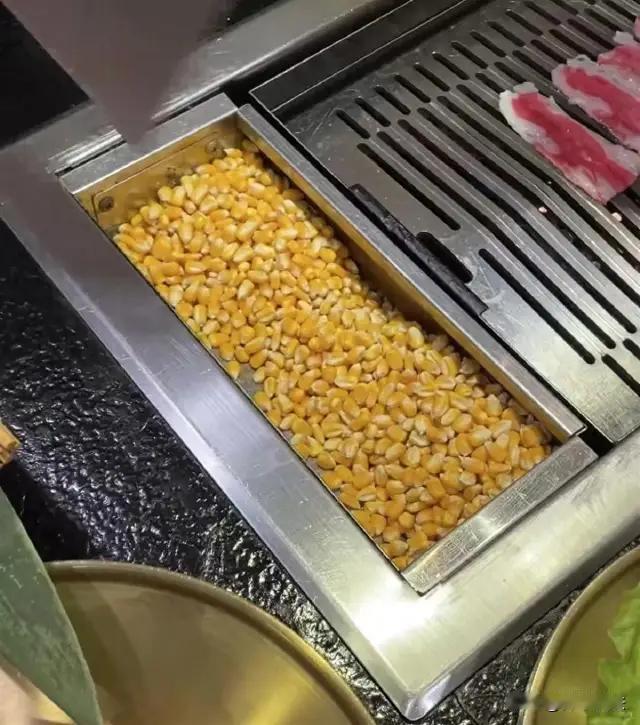 在烟台，有一家烤肉店用“玉米”做燃料的消息迅速在网络上炸开了锅。这看似普通的餐饮
