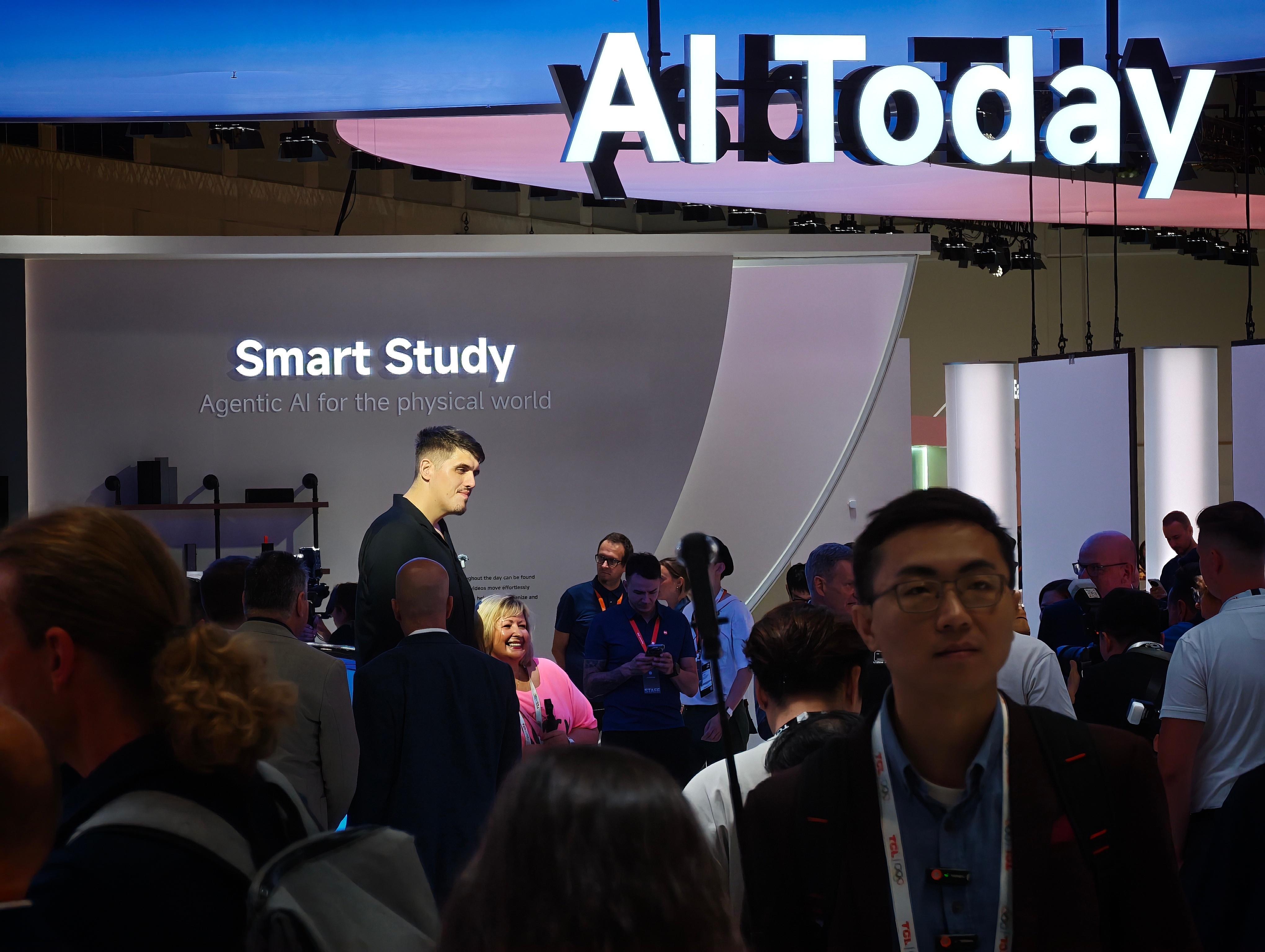 IFA2026 大哥站在光里，鹤立鸡群。 ​​​