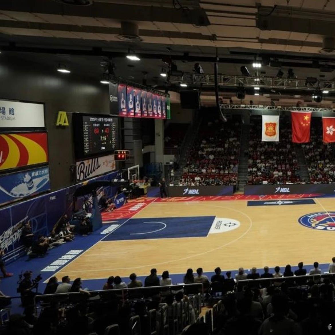 据当地媒体报道，由于篮筐与底线的距离不符合联赛要求，NBL香港金牛队将不得不在季