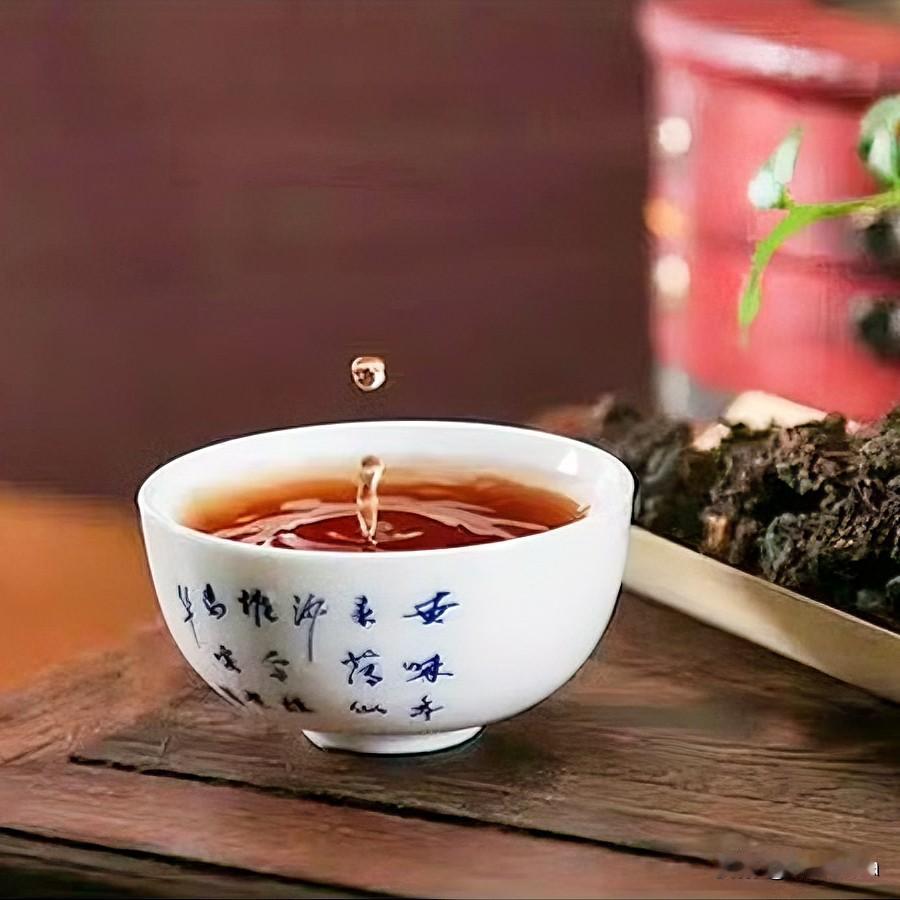 《茶魂淬炼·古风体》
碧瓯如墨浪如涛，初芽怯水意难消。
世人岂识真滋味？岁月方成