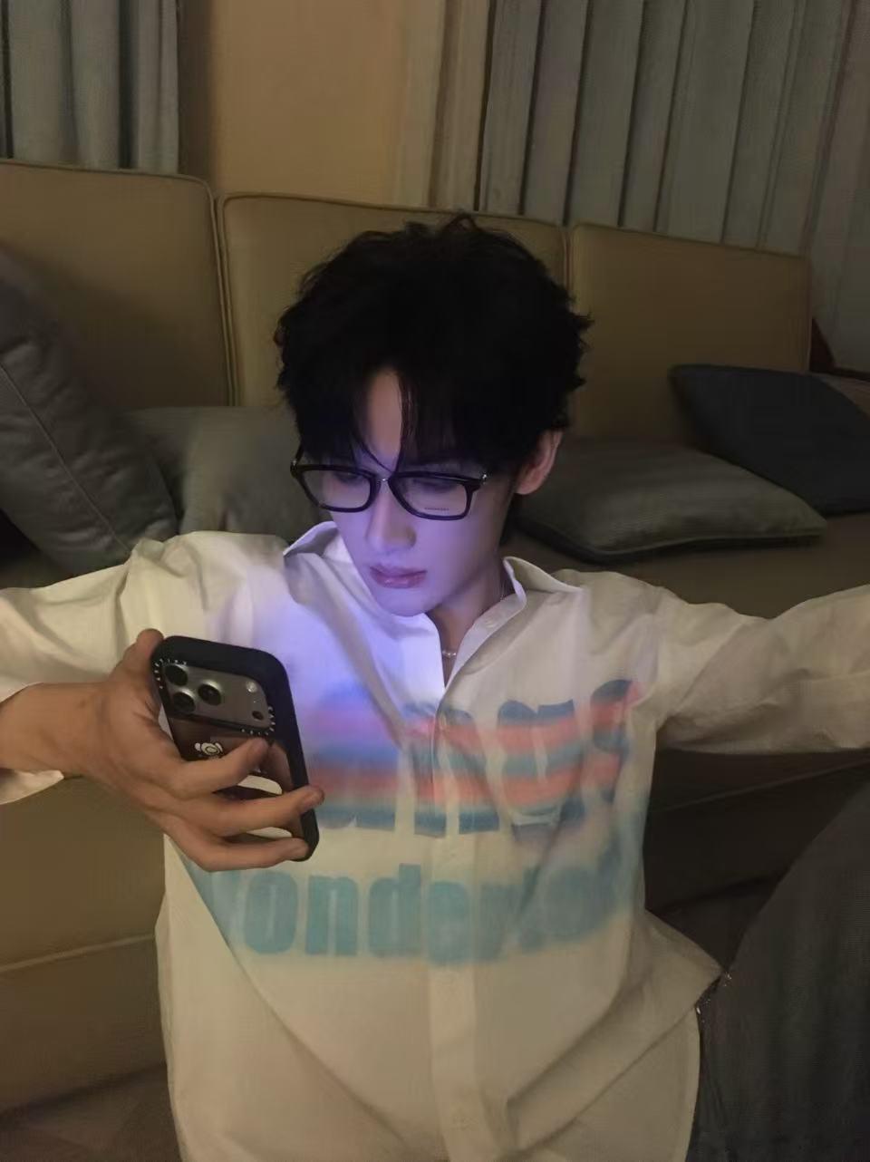 颜安余宇涵cha撒娇舞 颜安余宇涵跳撒娇舞，简直帅炸，这种独特的魅力，完全抵抗不