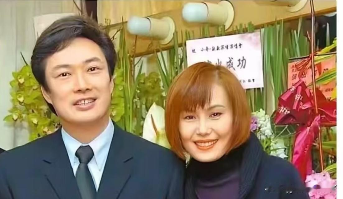 费玉清的晚年生活太惬意了。
71岁，没结婚没孩子，一个人住妈妈留下来的三层小楼：