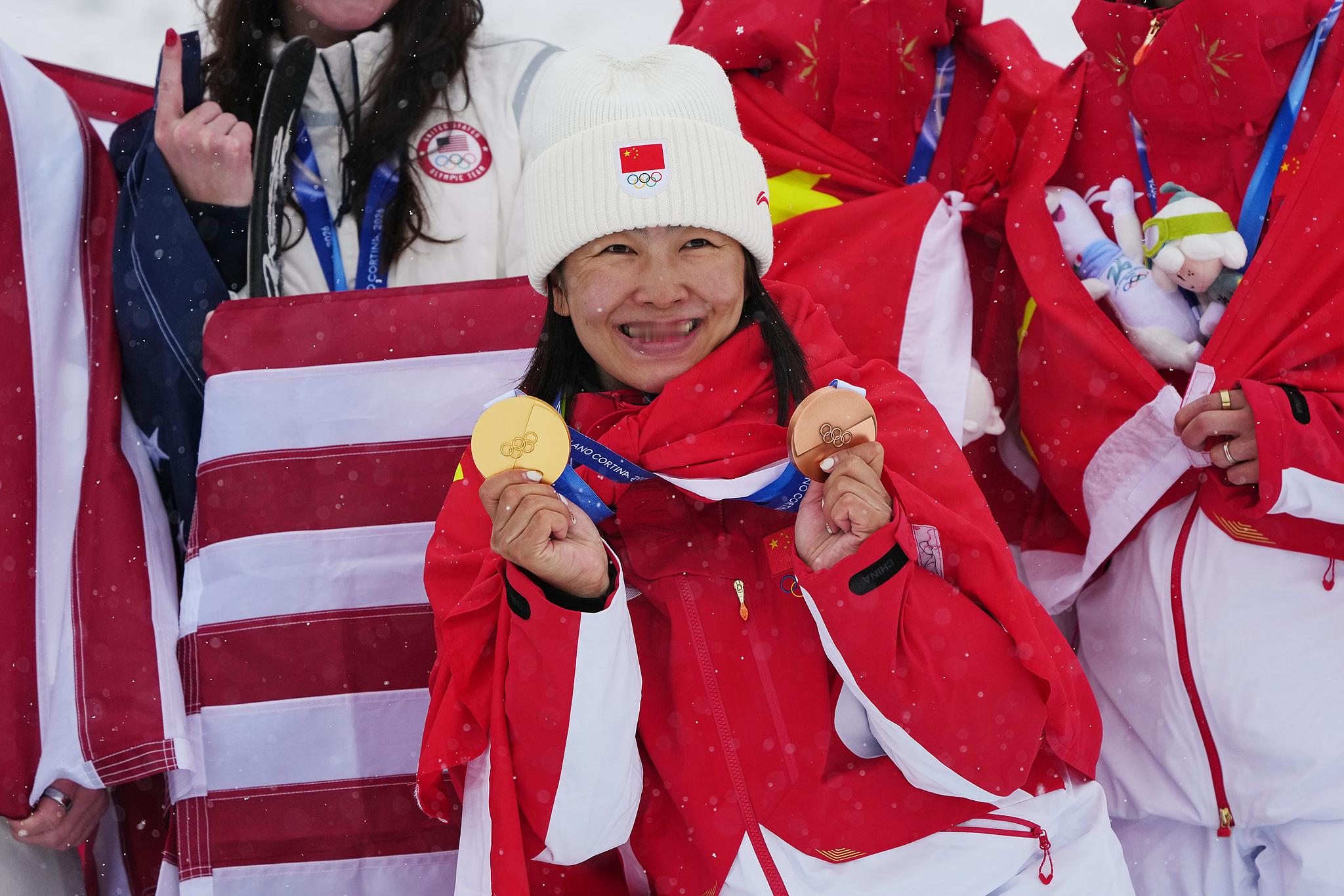 徐梦桃纪念卫冕时刻徐梦桃金牌 米兰冬奥会卫冕冠军徐梦桃表示回到国内最渴望的不是盛