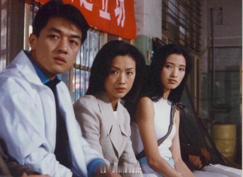 李亚鹏吴倩莲龚蓓苾当年的一张剧照。1997年，李亚鹏、吴倩莲、龚蓓苾在《京港爱情