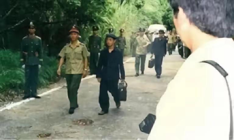 1979年6月20日，最后一批中越战俘交换现场，一名年轻的越军俘虏慢慢走向边境，