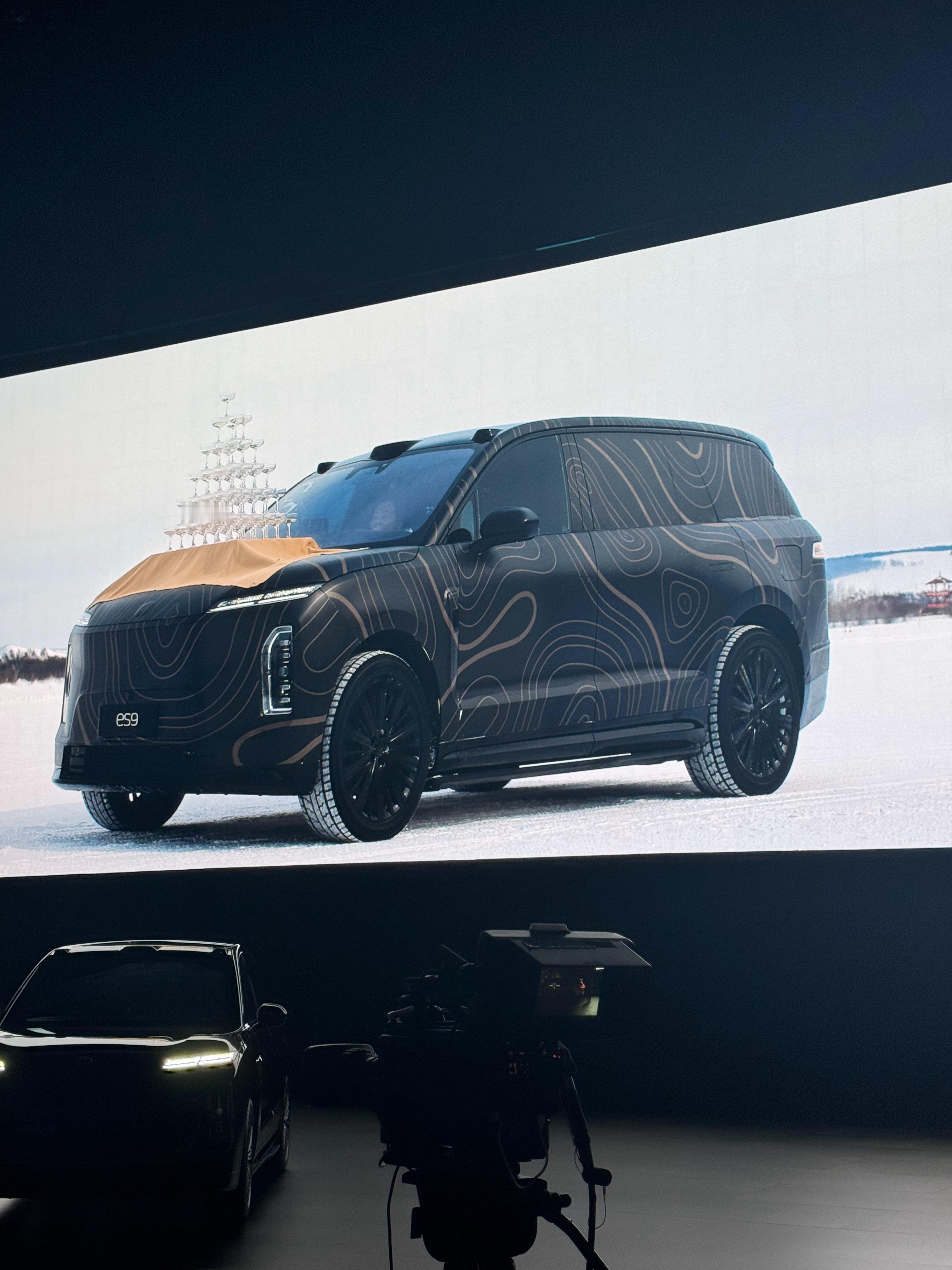 和一起参加蔚来ES9预售发布会啦，又看到经典的香槟塔测试了，这次还是在牙克石冰雪