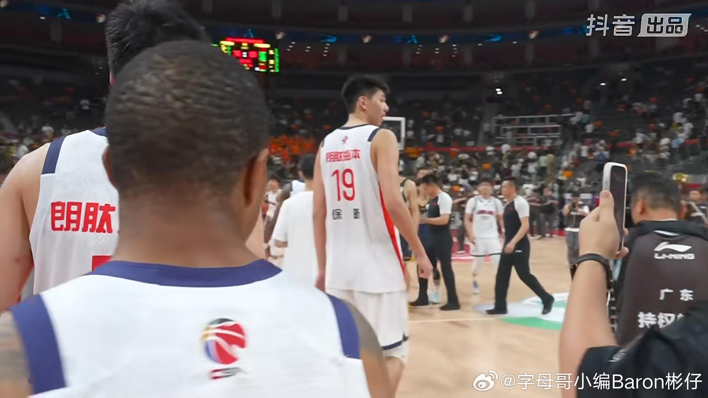 CBA季后赛：广州93-76战胜广东，徐昕13分11篮板&徐杰19分广东男篮vs