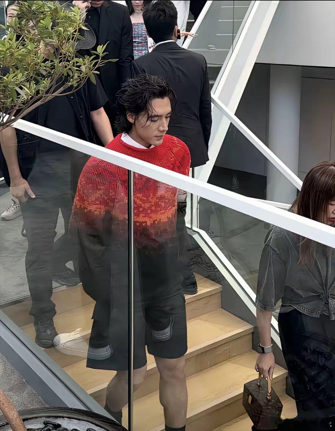 LV上海大秀，据说代言人都去了，但是所有顶流明星完美低调、0路透0热度，只有此沙