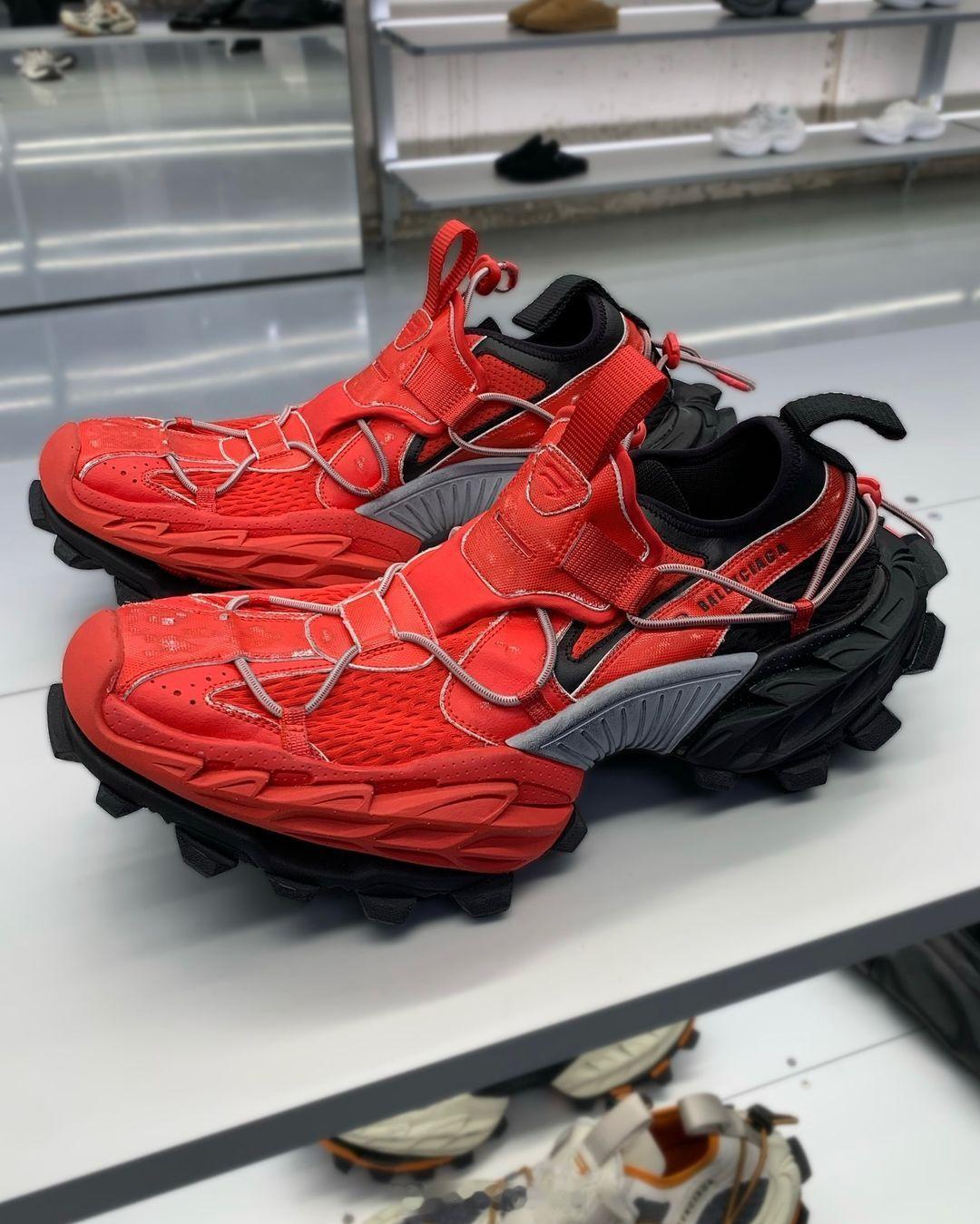 Balenciaga 巴黎世家2025年越野款运动鞋。  