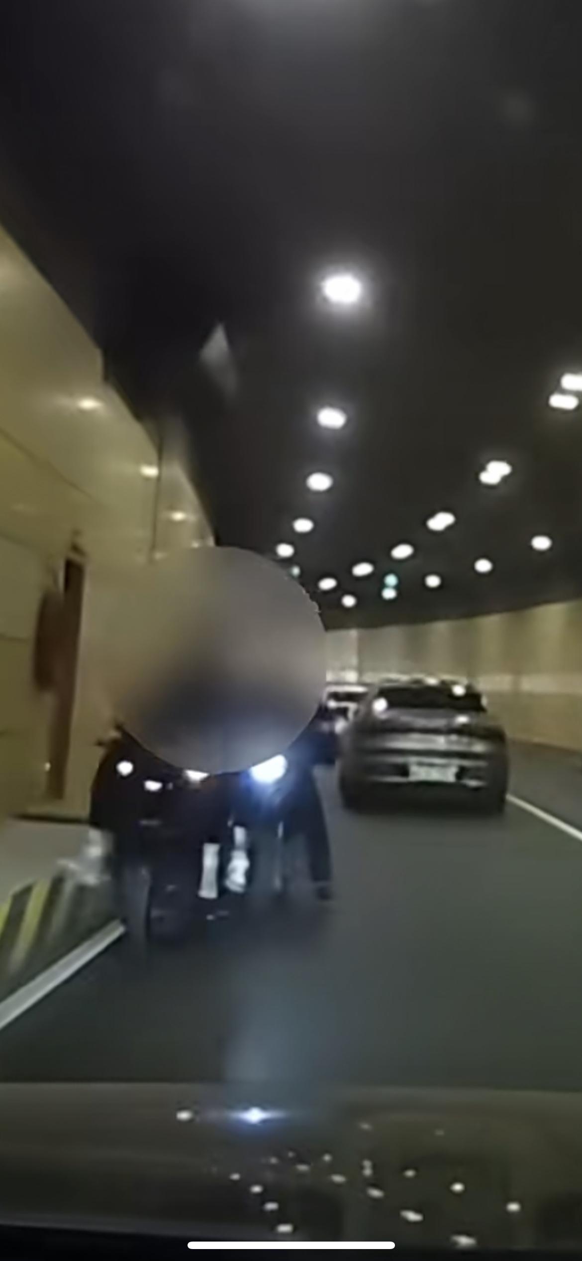 电动车逆行过隧道险些逼停轿车，12月8日广东广州，珠江隧道黄村出口方向，不少电动