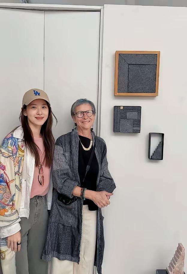 近日，章泽天在社交平台分享了一组参观MASA现代艺术展的现场照片。镜头中的她气质