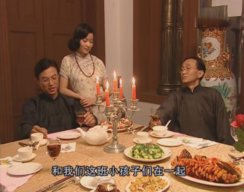 桌上是中餐，却点了红烛，这部剧真是处处体现了中西融合。
#金粉世家#