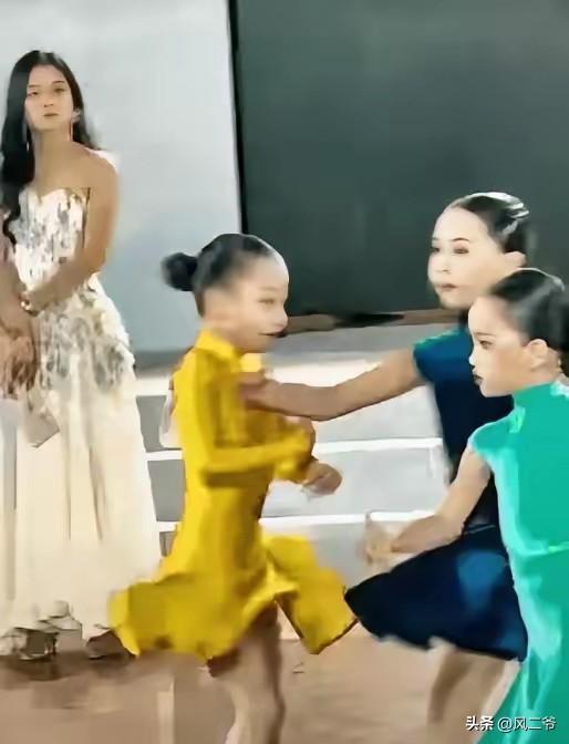 这场拉丁舞比赛中，黄裙子女孩优美的舞姿引来不少喝采的同时，也招来了蓝裙子女孩的不