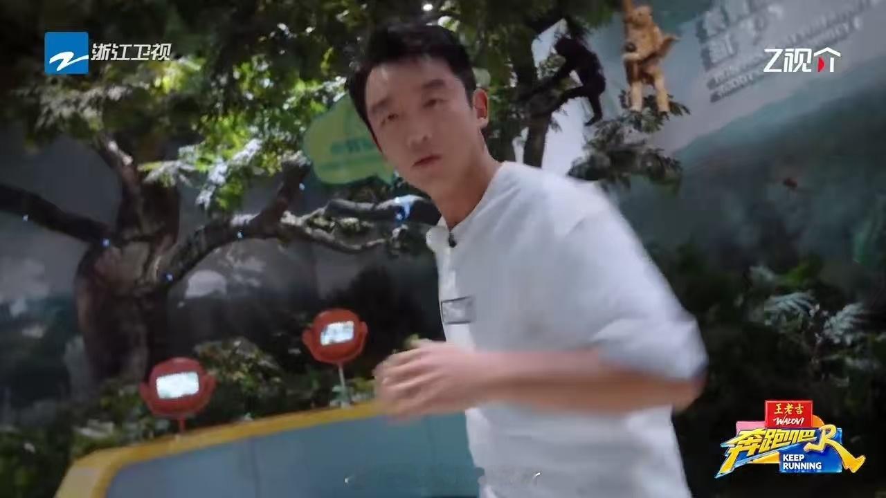 这期游戏郑恺明显在收着打，好几次可以冲刺他都选择了慢跑。李晨还在硬撑，郑恺已经学