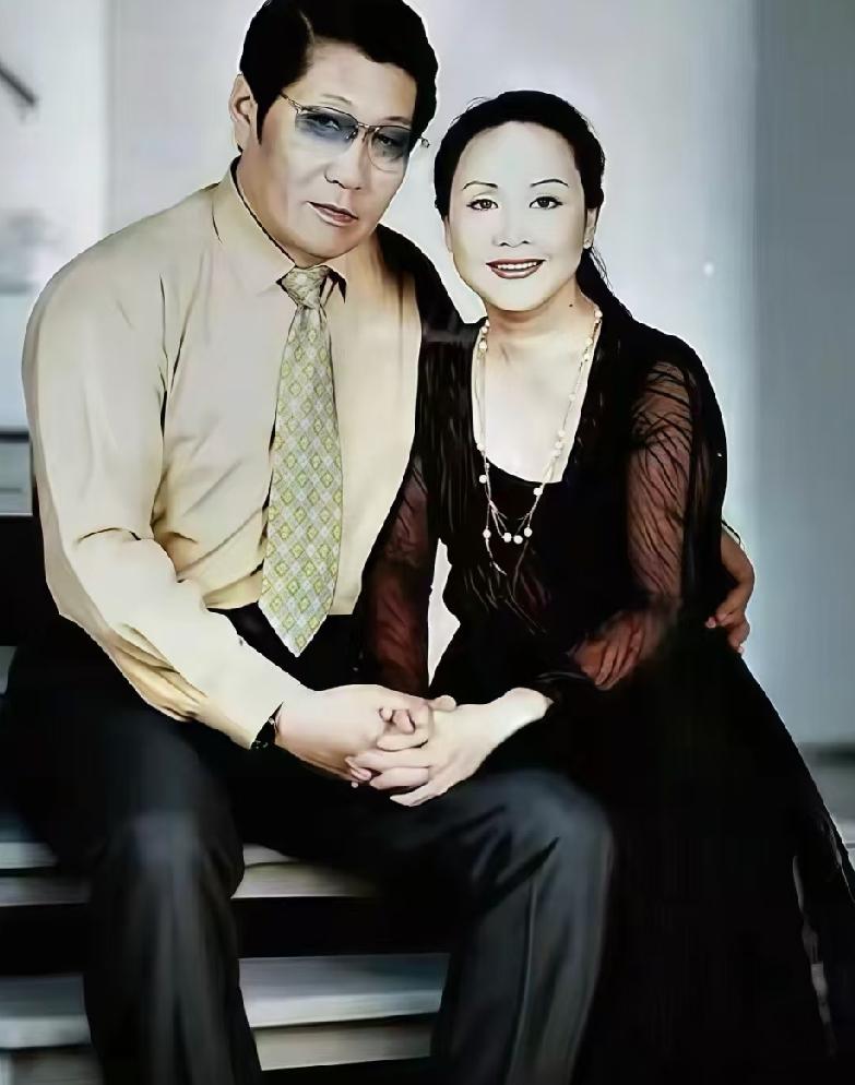 李谷一和肖卓能结婚四十五年，没人炒作，也没人写剧本。

他们没办婚礼，没上热搜，