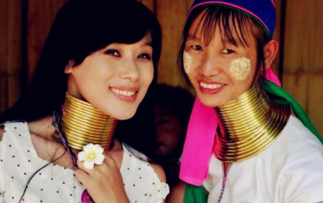 为什么长颈族女人要为自己套上铜圈，这是被迫的还是自愿的？

在泰国清莱府奈索村的