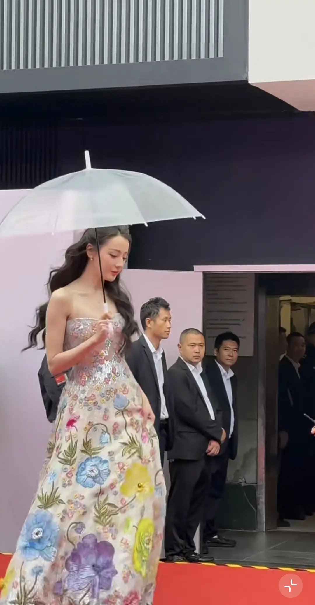 迪丽热巴以前和现在很残忍的对比，都是活动粉丝拍的糊图 