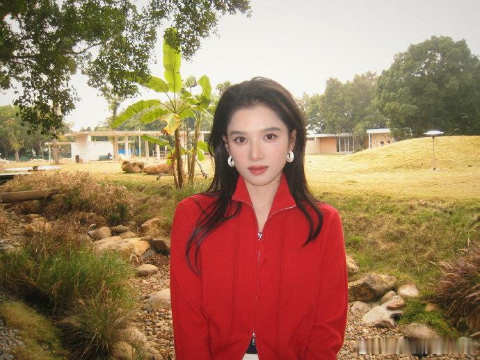 张婧仪红衣look张婧仪新年穿红衣 张婧仪新年穿红衣，张婧仪红衣look，谁懂婧