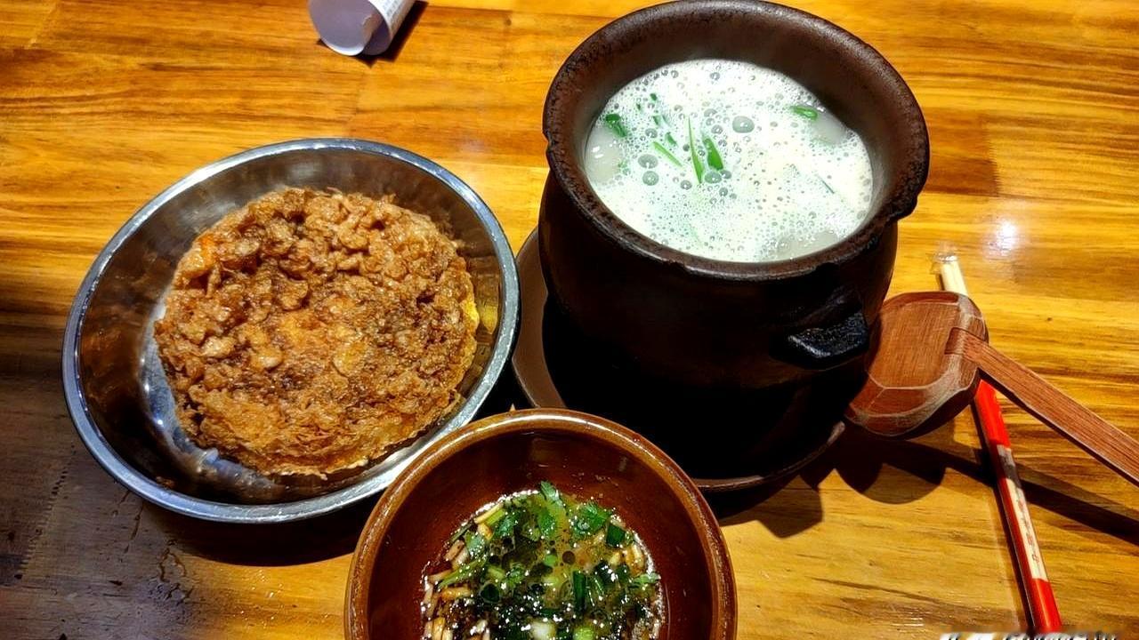 昨天在米线店吃饭，隔壁桌两个女生的聊天，把我饭都听香了。
一个说自己怀孕两个月了