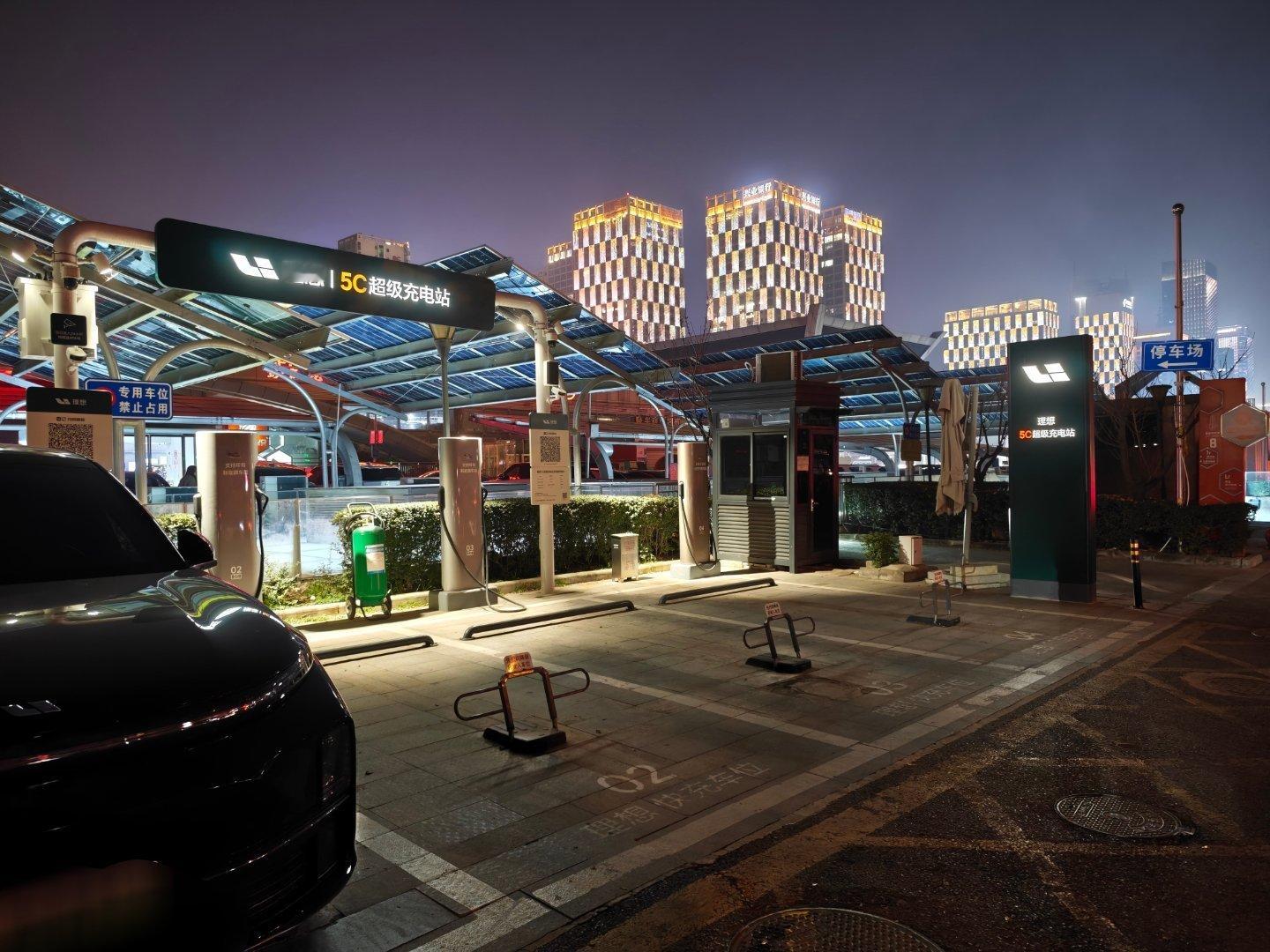 空置率太高，一个是位置太靠近路边刮擦风险较大，一个是收费不便宜。 