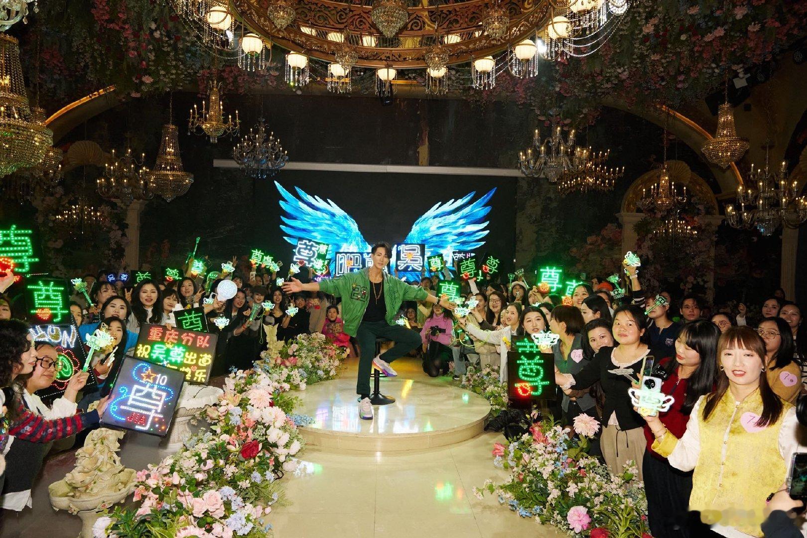 吴尊送粉丝20周年钢板明信片 救命！吴尊也太会了吧，20周年特意做钢板材质的明信