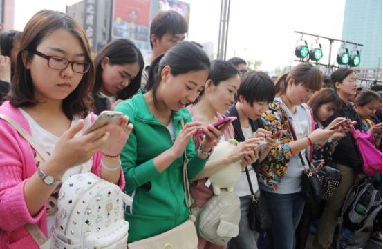有人在中国待了两周，回美国后却说：美国比以往更强。他的依据只有两条：中国人人玩手