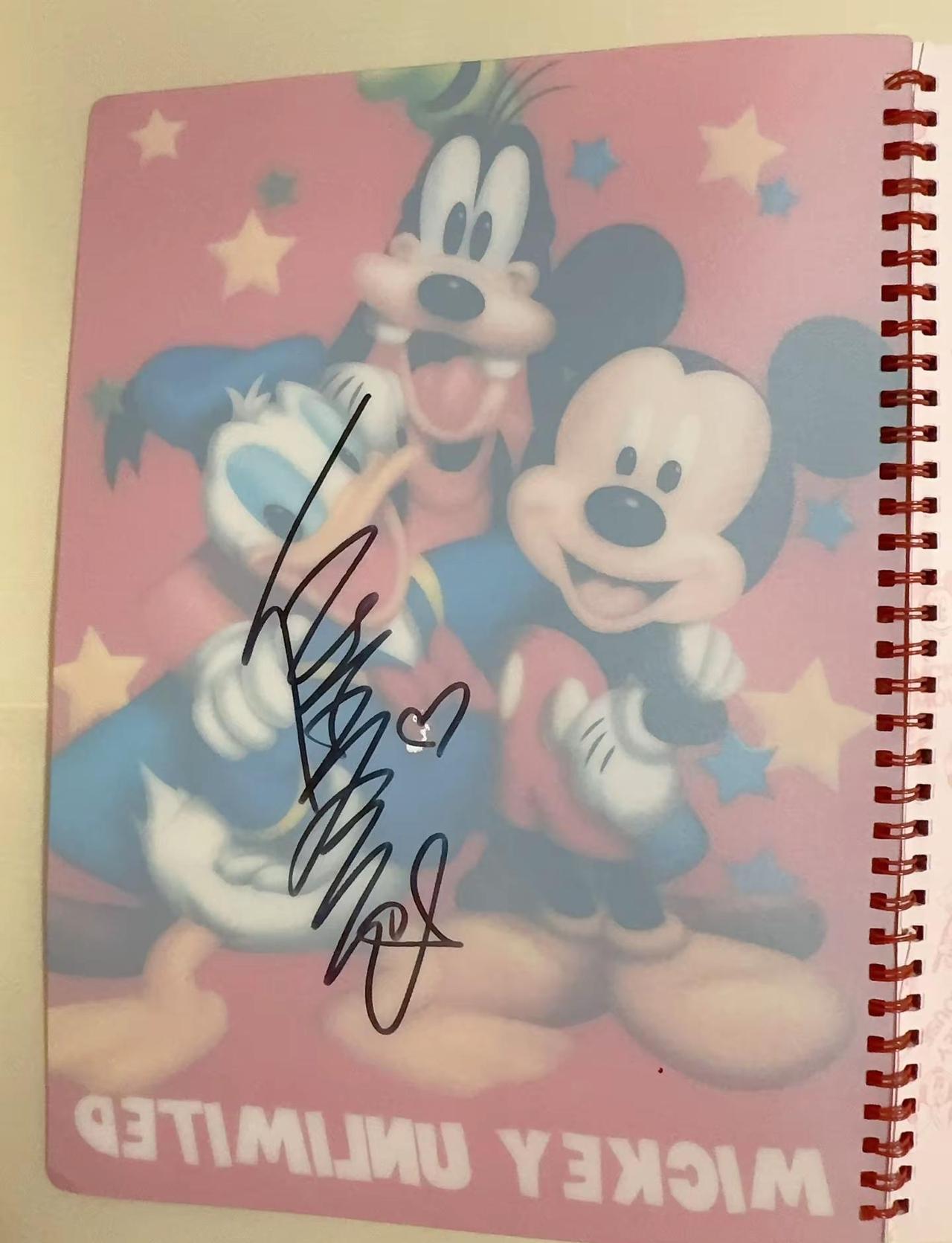 小齐哥&有朋哥01年亲签✍️。真的好久了～20多年了～时间过得好快！两个签名竟然